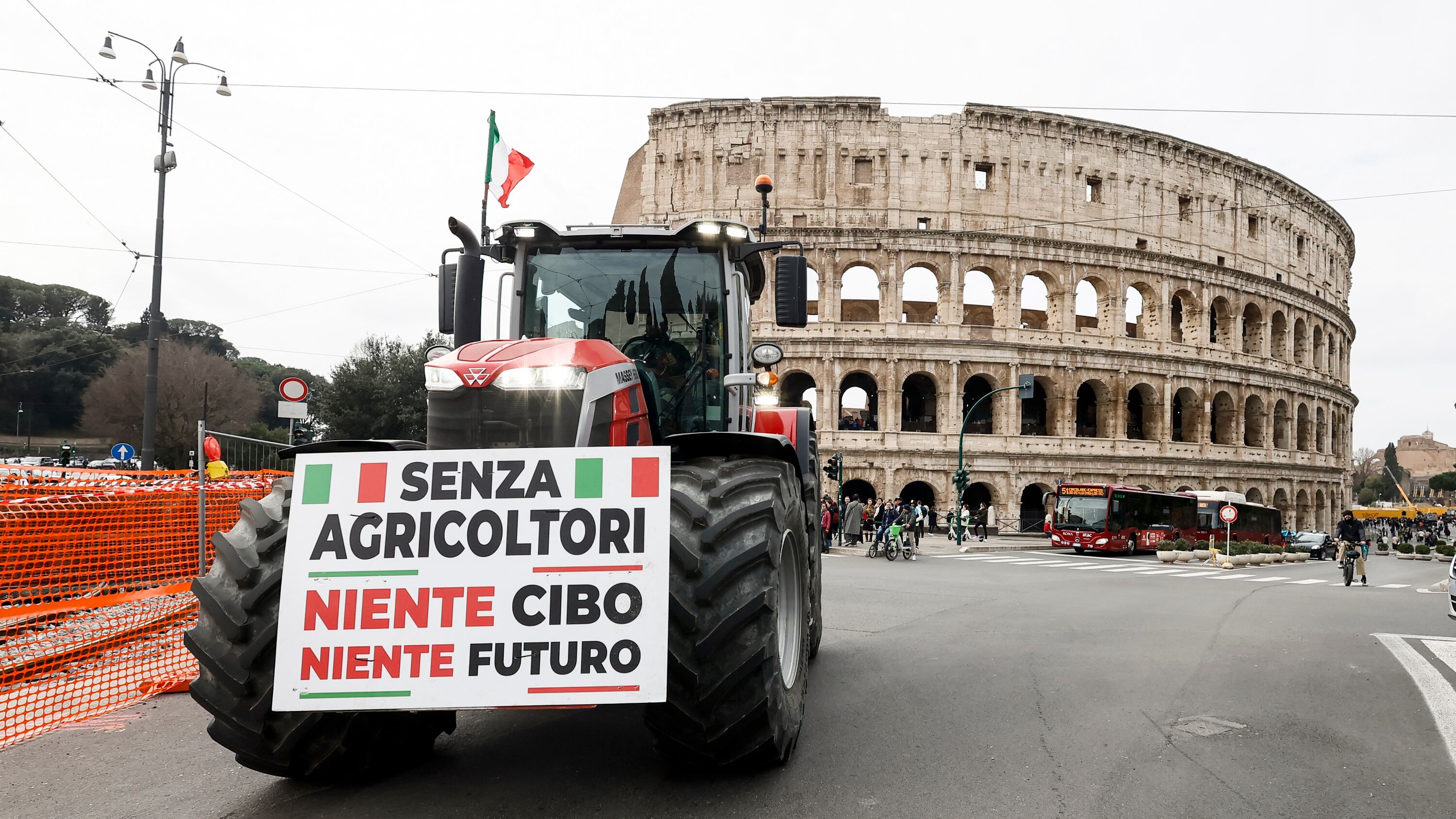 Amadeus voce dei trattori. I mezzi fin sotto il Colosseo