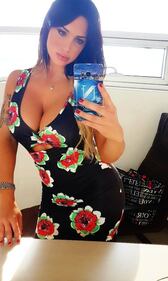 Marika Fruscio, scollatura hot per l'abito floreale 4