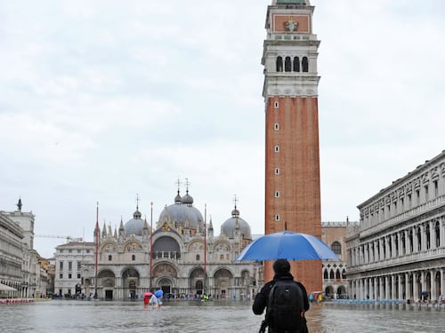 Venezia, il climatologo: "L'Adriatico si alzerà di 9 centimetri"