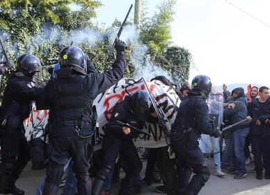 Renzi a Brescia: scontri tra polizia e antagonisti 9