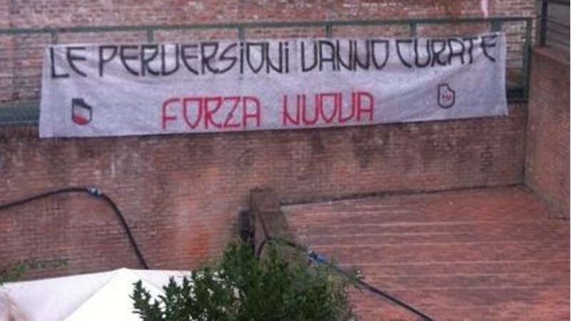 Striscione di Forza Nuova contro gli omosessuali: "Perversioni da curare"