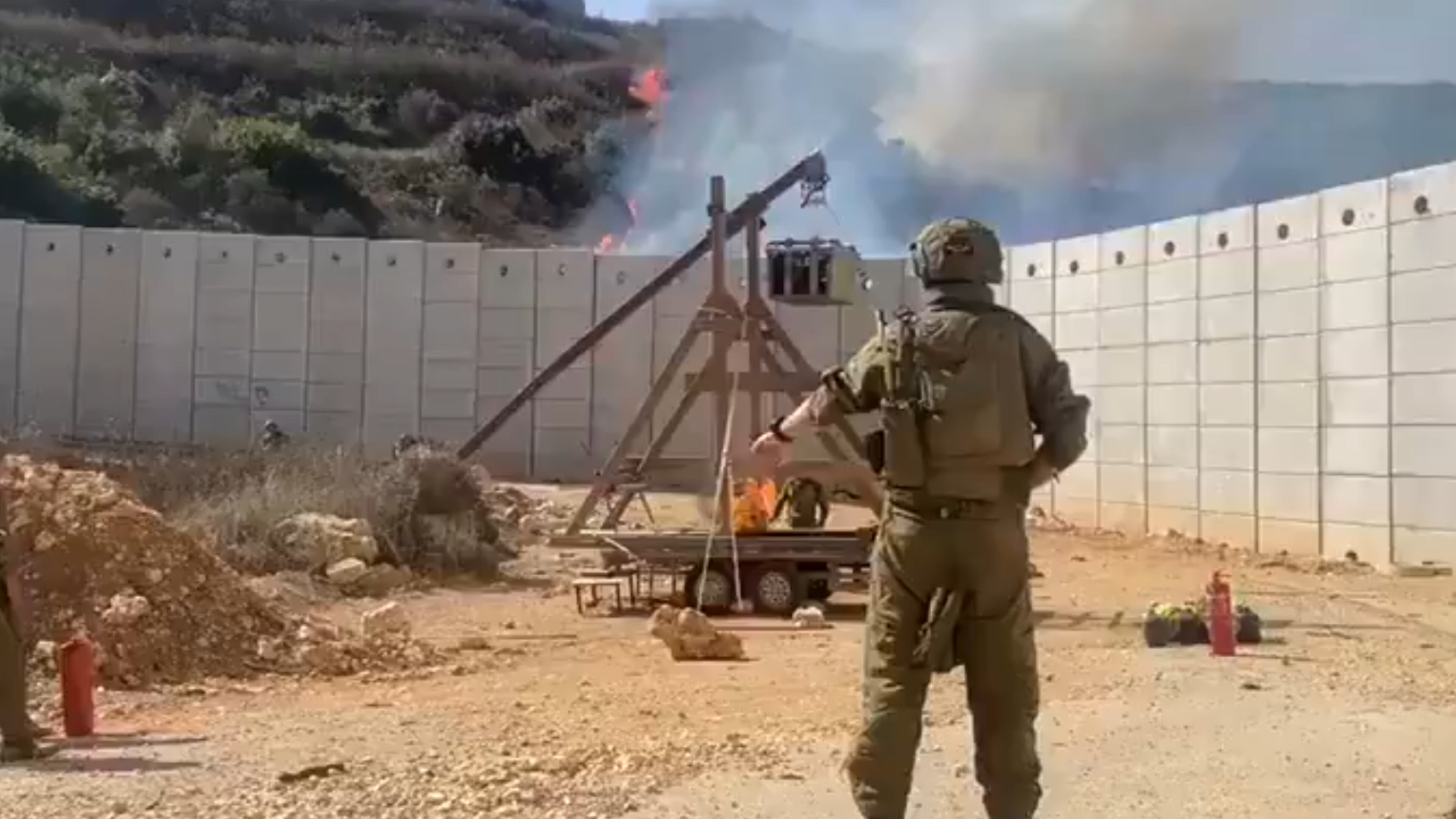 Il Libano attaccato con un trabucco medievale: cosa c'è dietro la mossa israeliana