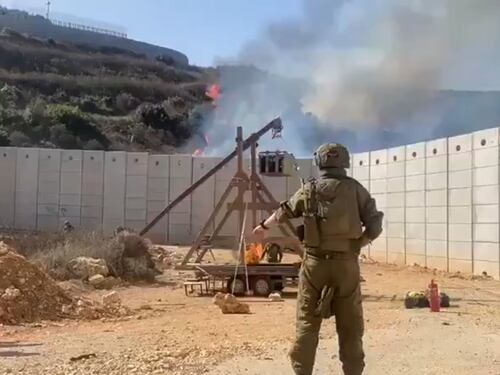 Il Libano attaccato con un trabucco medievale: cosa c'è dietro la mossa israeliana