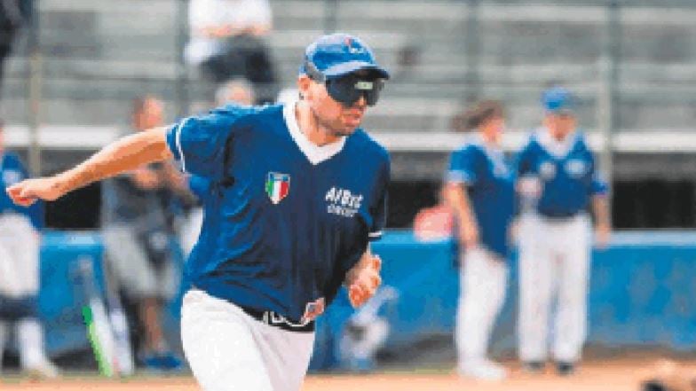 Campioni di baseball bendati in campo con i non vedenti