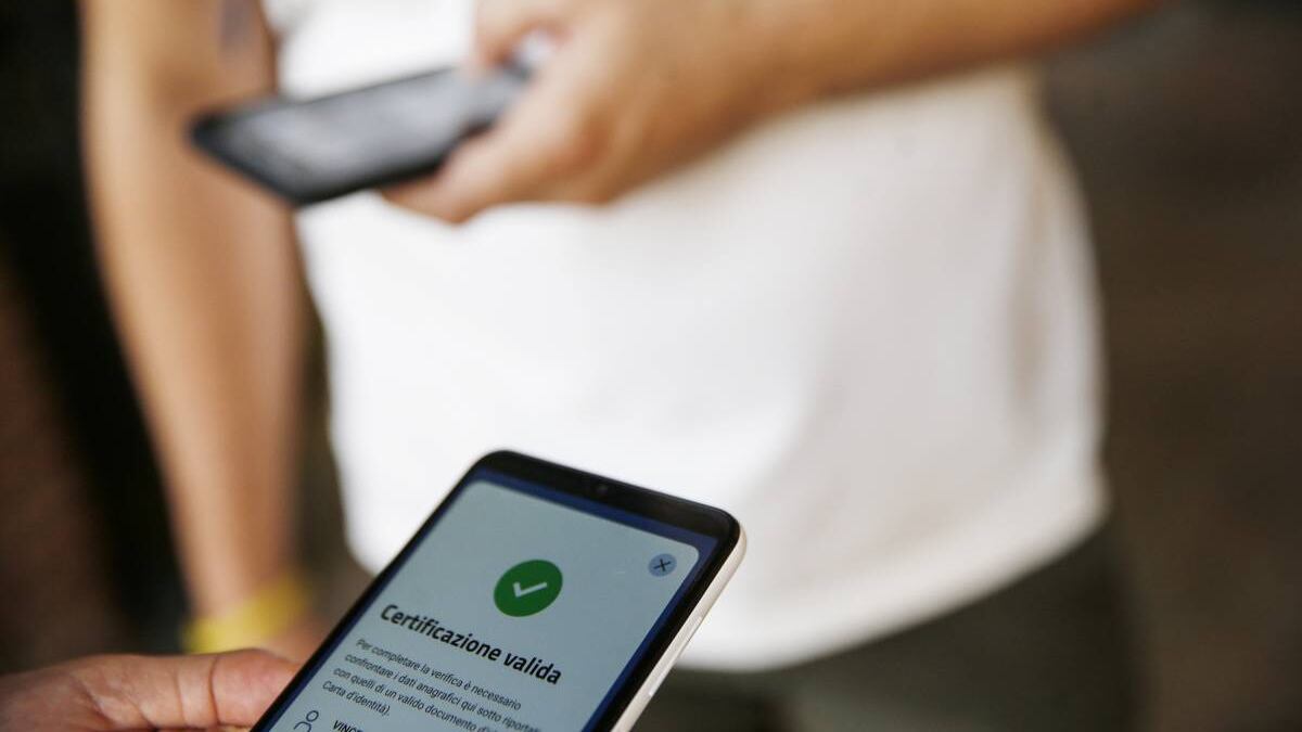 Politici, vip e imprenditori con green pass falso: ecco chi hanno beccato