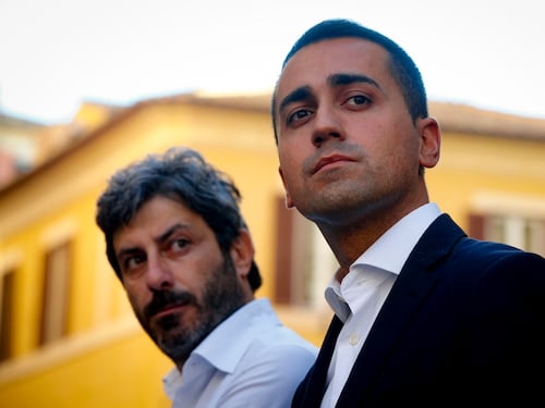 Di Maio: "Governo di tregua? Traditori del popolo". Renzi: "Sbrocca"