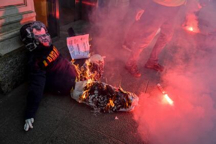 Manifestazione choc: gli studenti bruciano un fantoccio di Salvini 3
