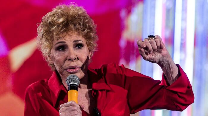 "Oggi non si sco... più!". Ornella Vanoni senza freni al concerto