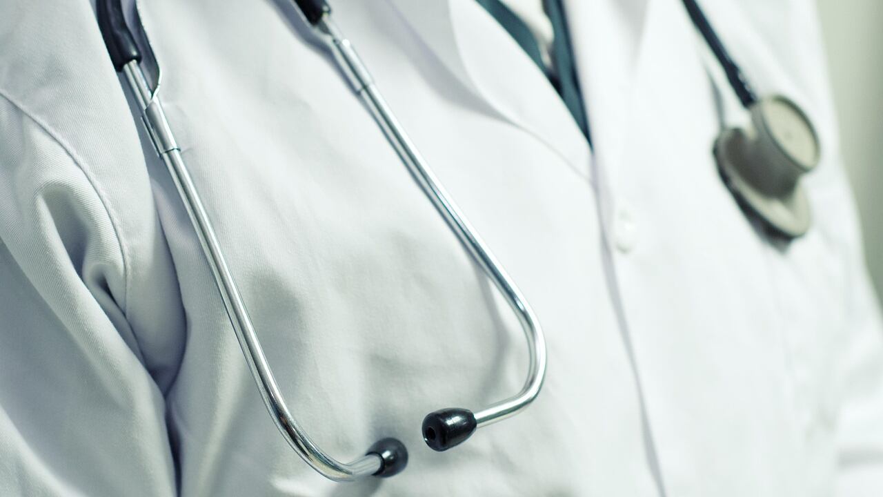 Frodi pro-migranti, sospesi i medici