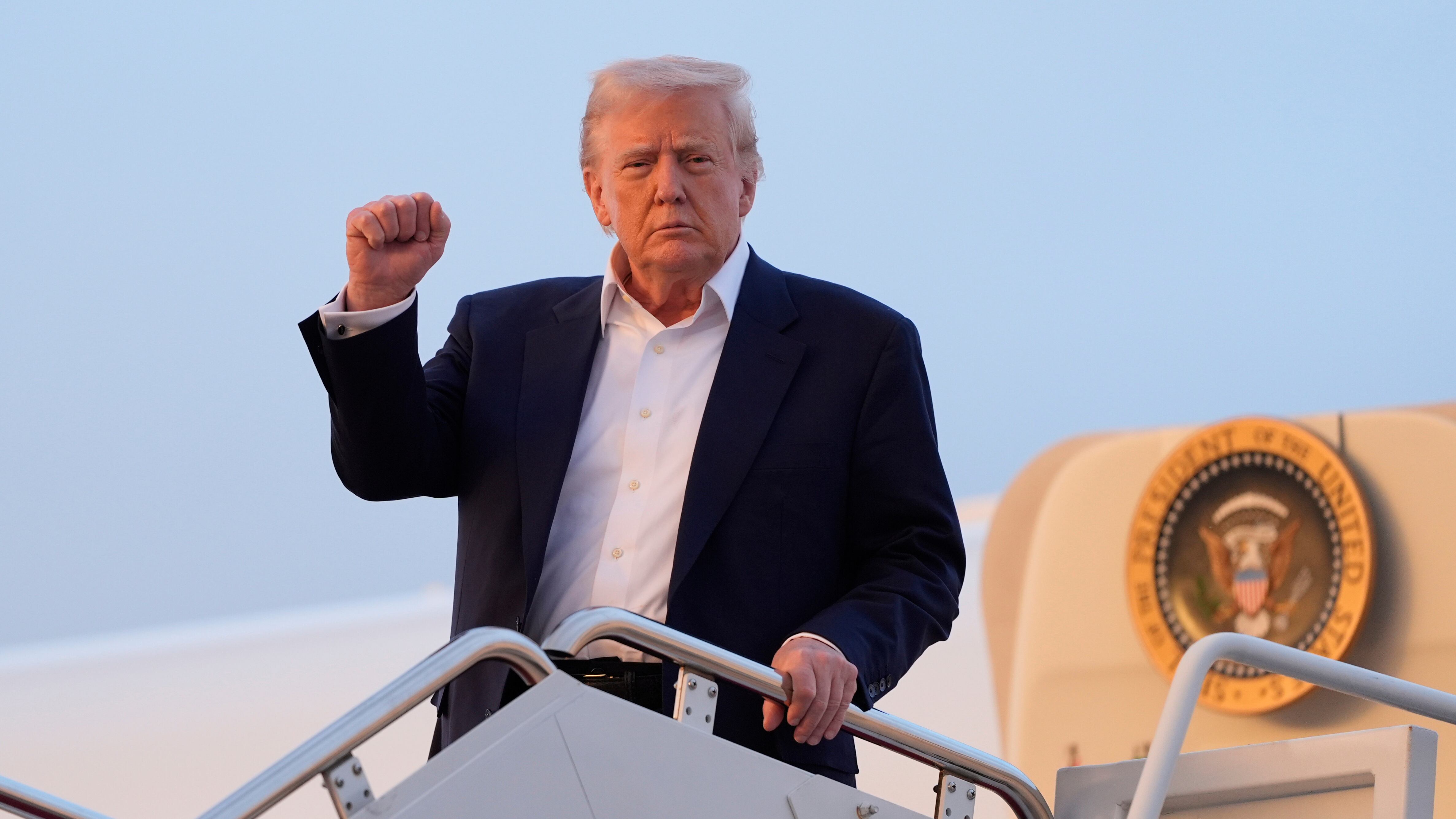 La Corte Suprema dà l'ok a Trump: torna il divieto ai trans nell'esercito