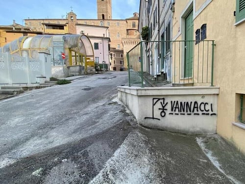 Jesi, murales con Vannacci a testa in giù. Il generale: "Me ne frego"