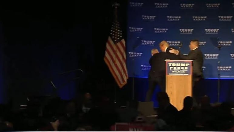 Paura per Trump in Nevada: gli agenti lo portano via dal palco
