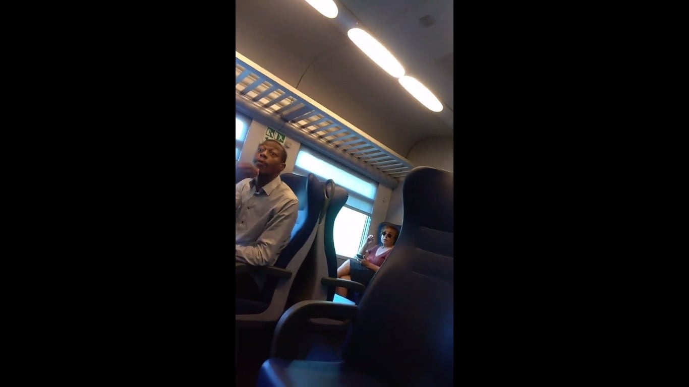 Congolese senza biglietto aggredisce passeggera: "Se eri nel mio Paese, ti avevo già picchiato"