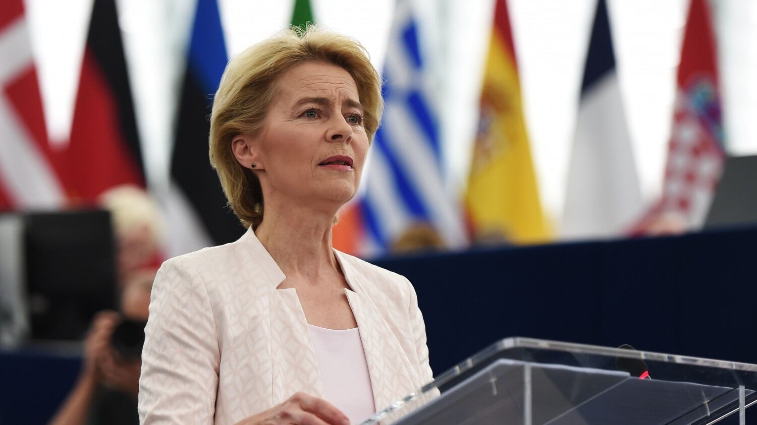 La Commissione di von der Leyen perde già pezzi: bocciati due candidati