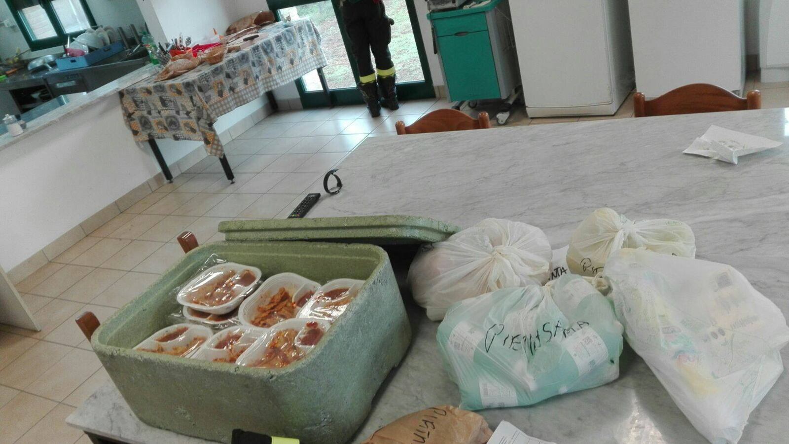 "Cibi freddi, scaduti o razionati": la protesta di polizia e pompieri