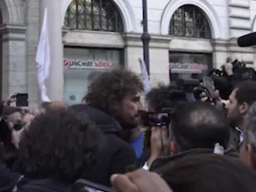 Tensione nella piazza dei 5S: aggredita la Iena Filippo Roma