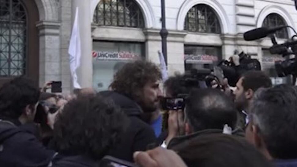 Tensione nella piazza dei 5S: aggredita la Iena Filippo Roma
