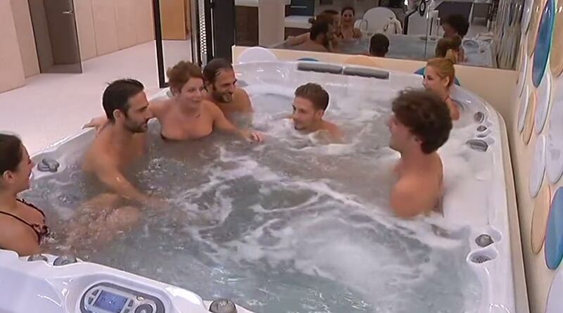 Grande Fratello 14, baci e nudi bollenti nell'idromassaggio 14