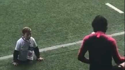 Il bimbo senza gambe palleggia con Cavani e il web si commuove