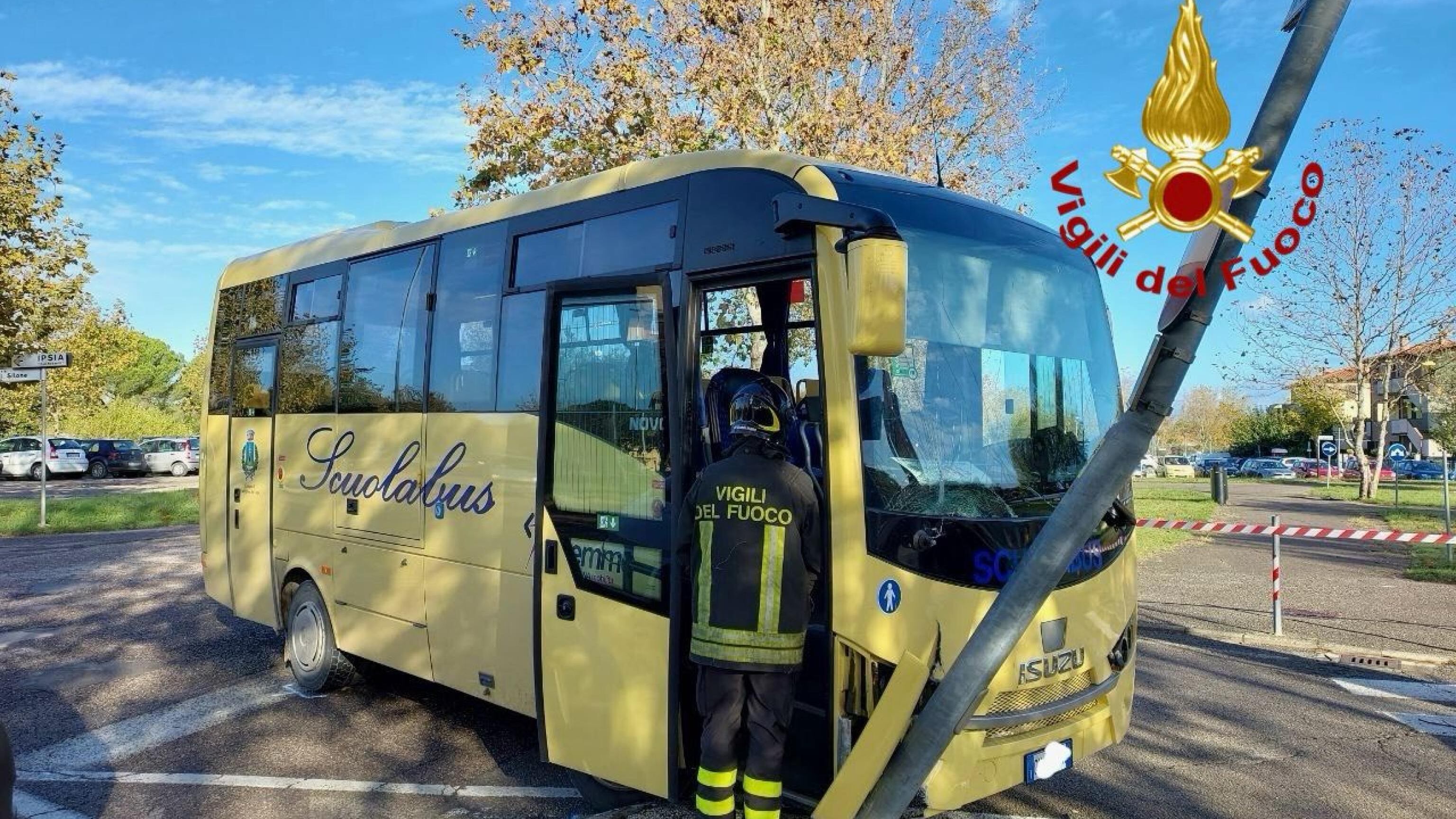 Scuolabus finisce contro un palo: quattordici bimbi feriti nel Perugino