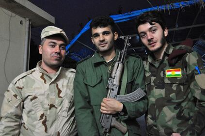 A sinistra Ako, peshmerga "italiano"