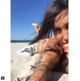 Siria De Fazio si mostra in topless 13