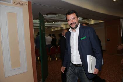 Salvini si mette la giacca 5