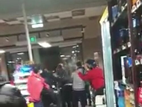 Al supermercato non indossa la mascherina anti-Coronavirus: scoppia la rissa tra gli scaffali