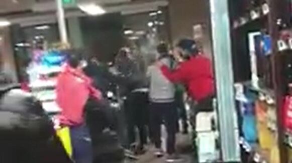 Al supermercato non indossa la mascherina anti-Coronavirus: scoppia la rissa tra gli scaffali