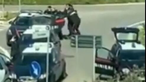 Sfonda il posto di blocco poi pesta militari: "Ho il virus"