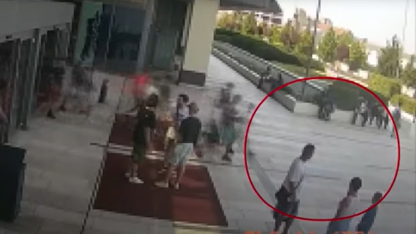 "Chiedi scusa". Sequestrato dalla baby gang e portato a casa del boss: la diretta choc su Instagram