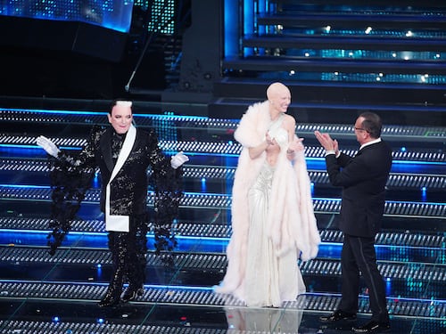 Sanremo, seconda puntata tra giovani e big. Bianca Balti incanta l'Ariston