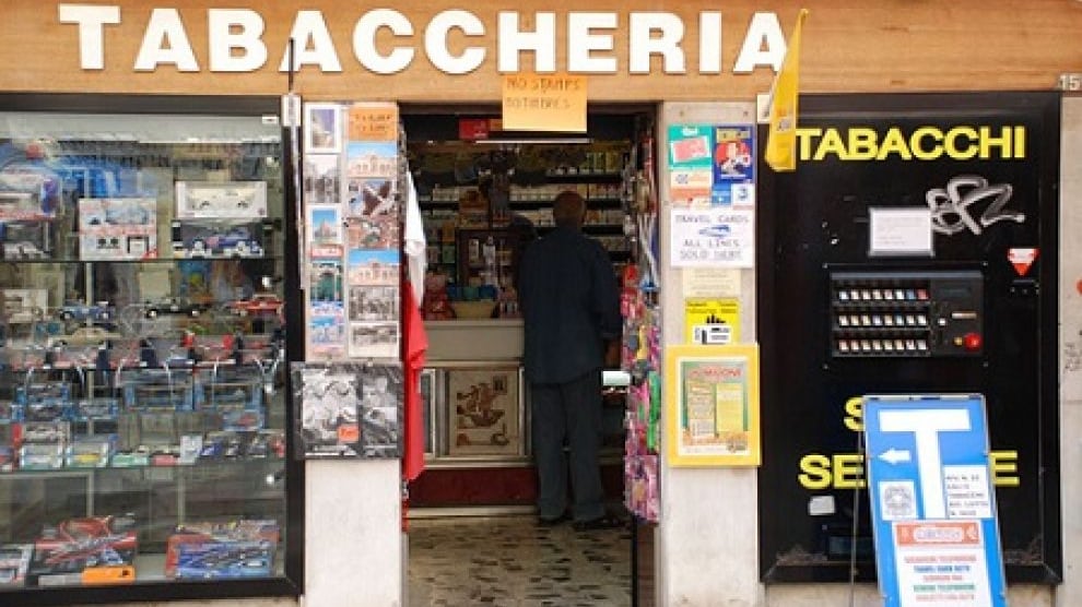 Tabaccheria "vietata" agli italiani: il bando è riservato ai profughi