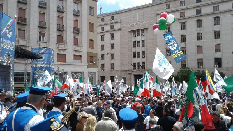 Fratelli d’Italia in corteo a Napoli: “Basta coi burocrati di Bruxelles e al Nazareno europeo” 1