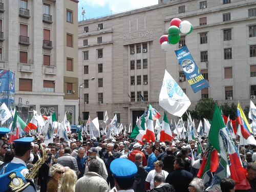 Fratelli d’Italia in corteo a Napoli: "Basta coi burocrati di Bruxelles"