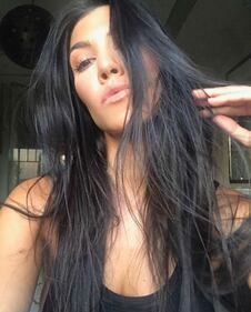 Kourtney Kardashian nuda al mare 7