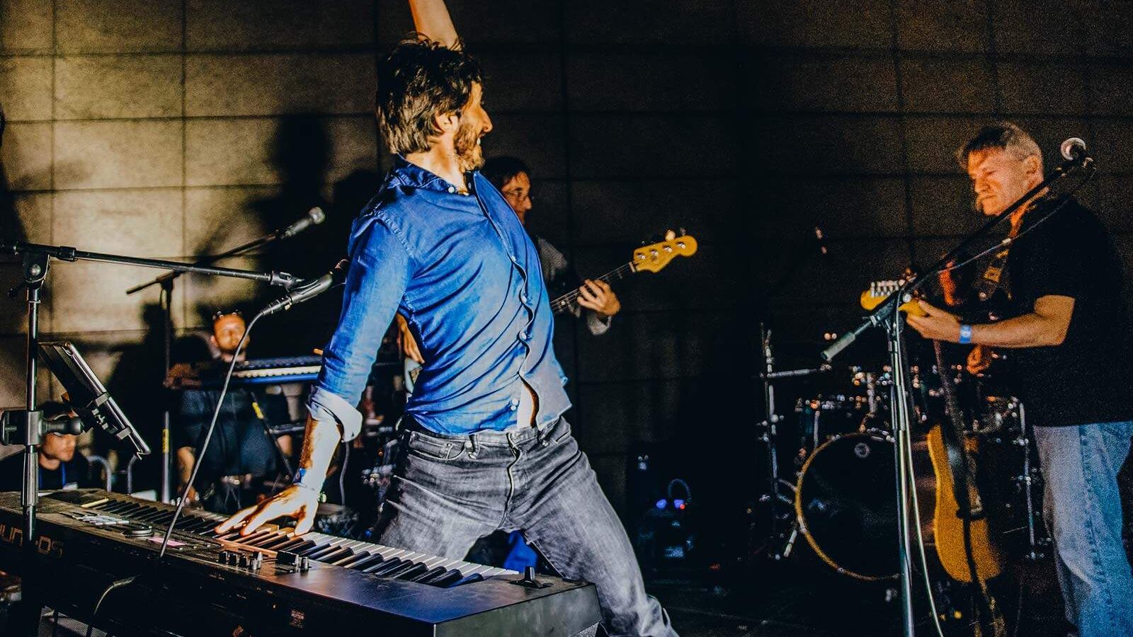 Il ritorno al live di Nicolò Cavalchini che fa cantare i Magazzini generali