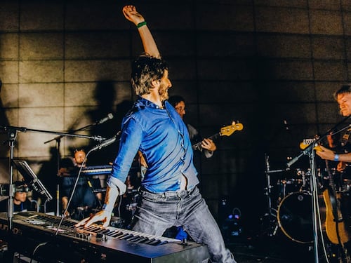 Il ritorno al live di Nicolò Cavalchini che fa cantare i Magazzini generali