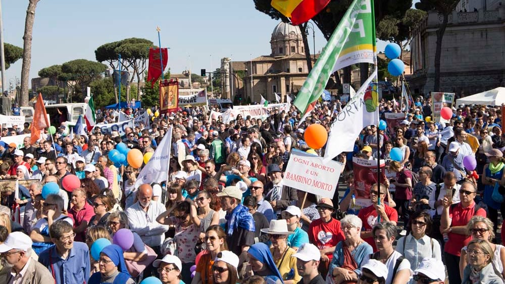 A Roma sfila la Marcia per la vita: "L'aborto? Mette a rischio la sopravvivenza del genere umano"