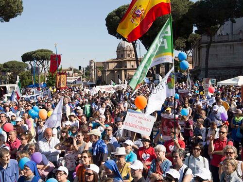 A Roma sfila la Marcia per la vita: "L'aborto? Mette a rischio la sopravvivenza del genere umano"