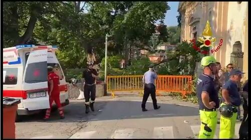 Albero cade davanti alla chiesa di San Pietro a Luino: 8 feriti, di cui 2 gravi 6
