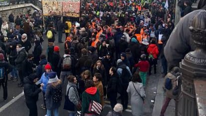 Parigi nel caos. 350 mila manifestanti assediano la capitale