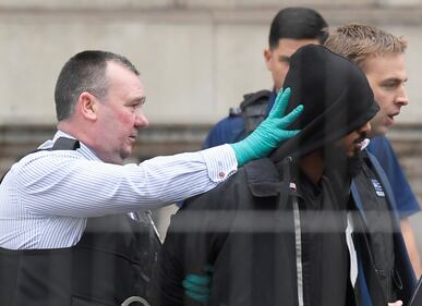 Arrestato uomo armato di coltelli vicino a Westminster 7