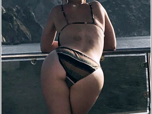 Katy Perry manda in tilt i fan mostrando il lato B