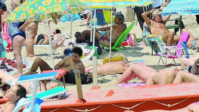 In ferie al mare manda la figlia a elemosinare