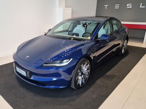 Tesla Model 3 restyling, com’è dal vivo la rinnovata berlina elettrica