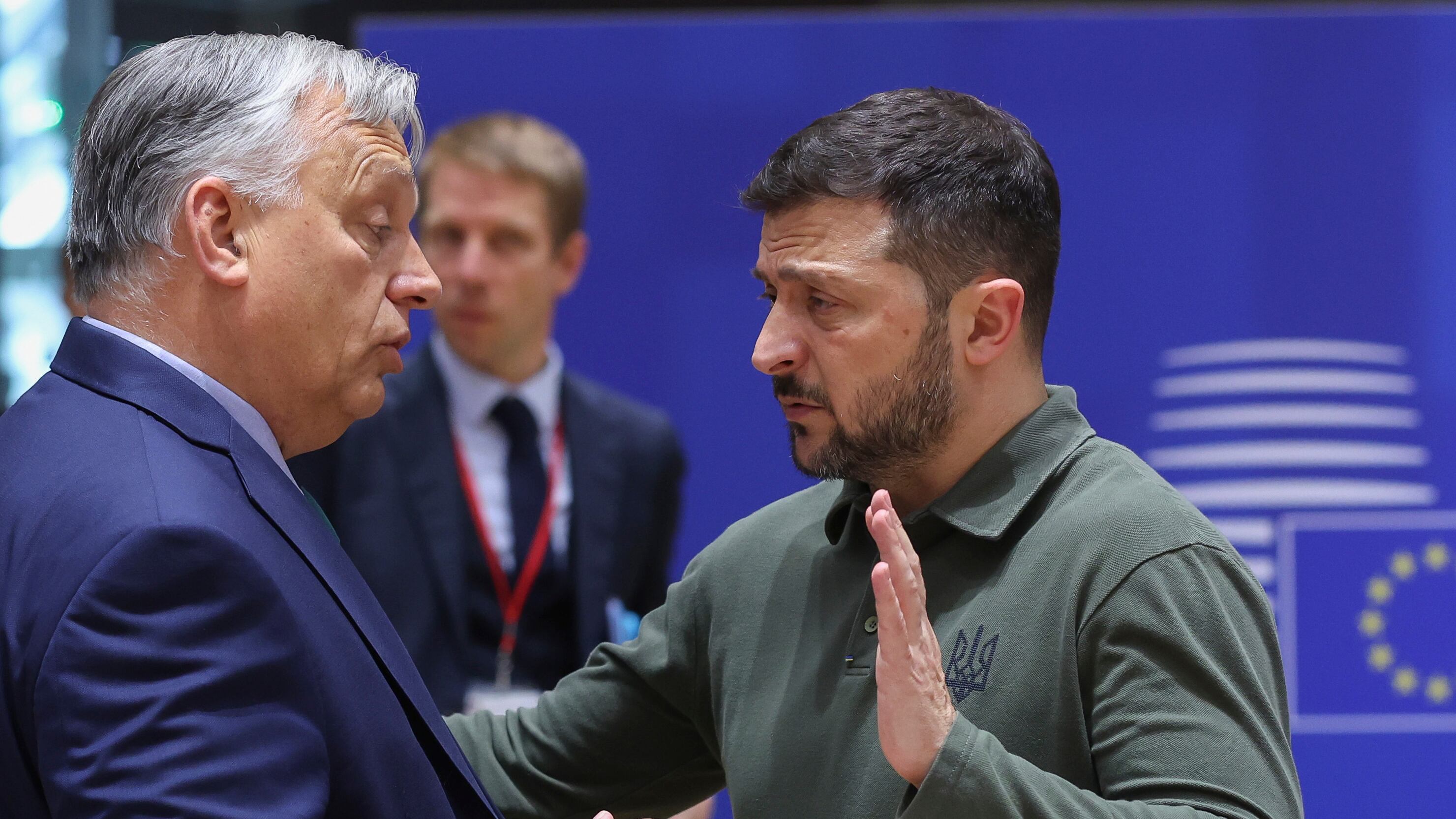 Zelensky a Bruxelles. "Patto per la sicurezza". Duro scontro con Orbán