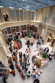 Ressa di gente all'inaugurazione del primo negozio Uniqlo in Italia 5