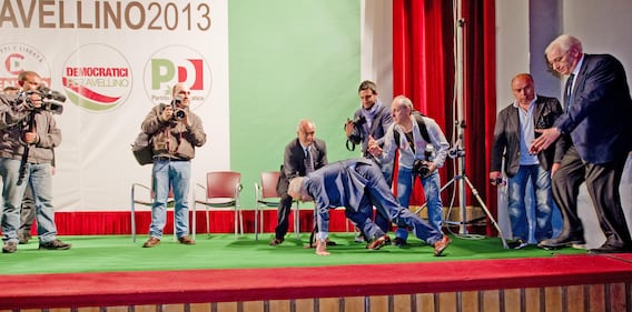 Cpitombolo del segretario Epifani sul palco di Avellino 2