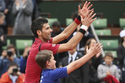 Lo splendido regalo di Djokovic al giovane raccattapalle 13